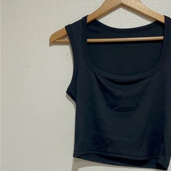 Elegant Black Sleeveless Tank Top - Picture 3 of 7